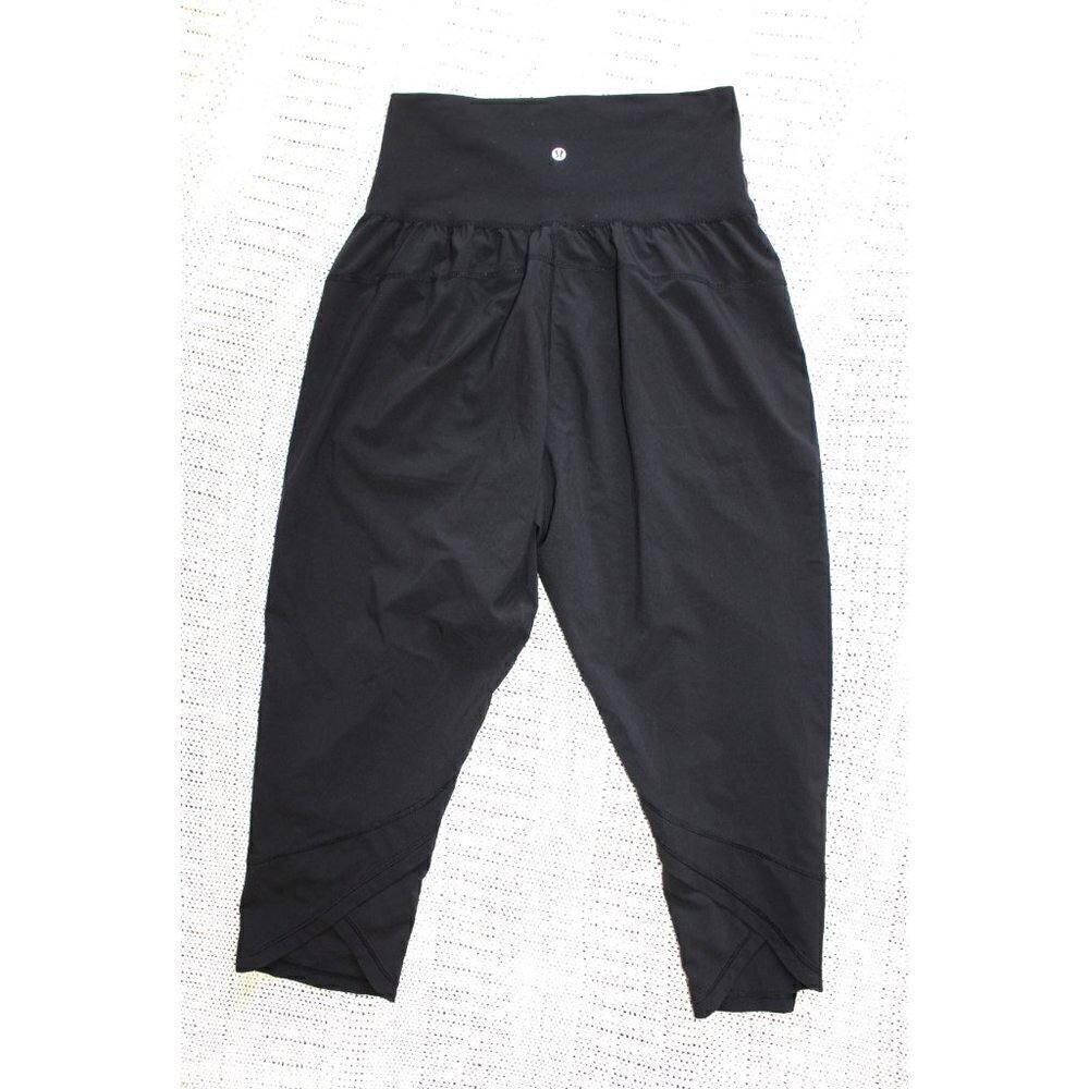 Lululemon black Flowy capri high elastic waist Band Pants Size 8 Yoga Sport